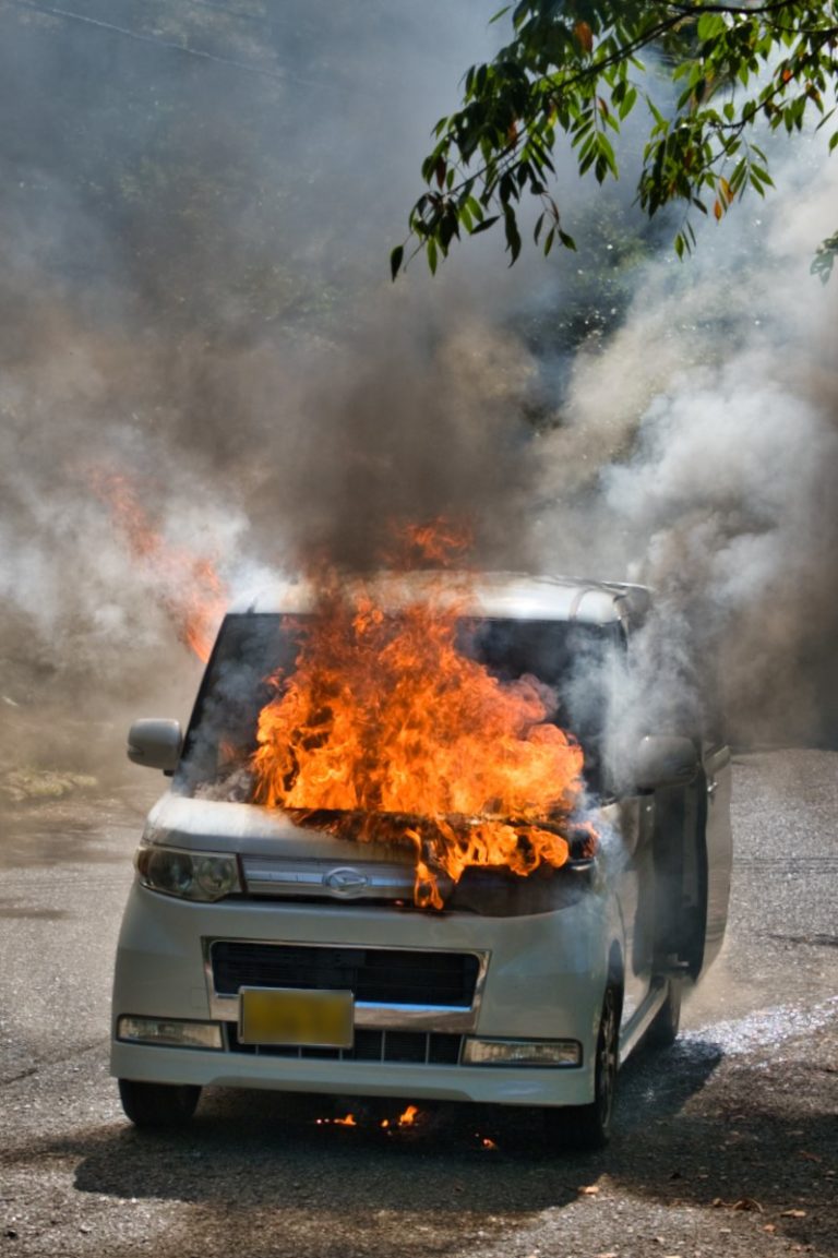 車両火災現場に遭遇！燃え上がる要因とは（バッテリー偏） りょかいらいふ（旅懐らいふ）